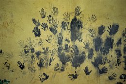 Archipel-des-Comores;-Empreintes-de-mains;-France;-Habitat;-Jaune;-Kaleidos;-Kaleidos-images;-La-parole-à-limage;-Laurent-Abad;-Mayotte;-Mur;-Océan-Indien;-Stories-Pictures;-Texture